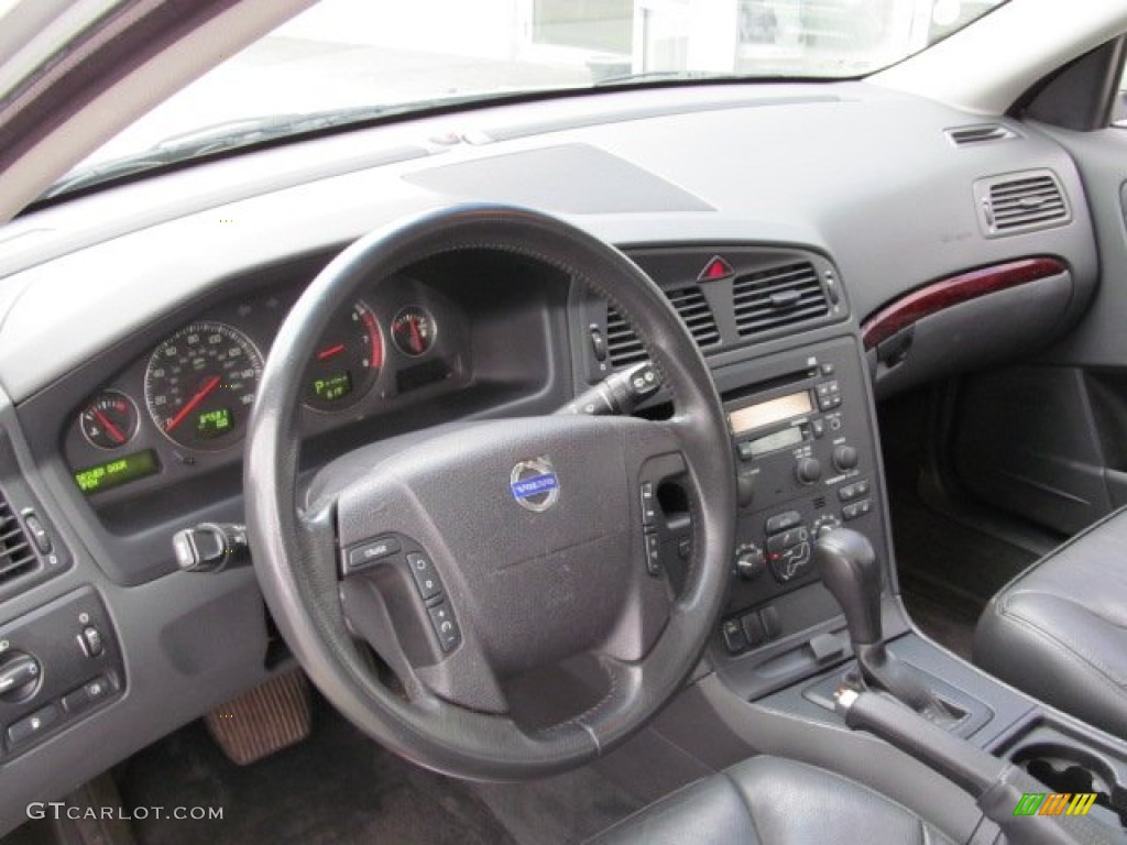 2004 V70 2.5T - Silver Metallic / Graphite photo #11