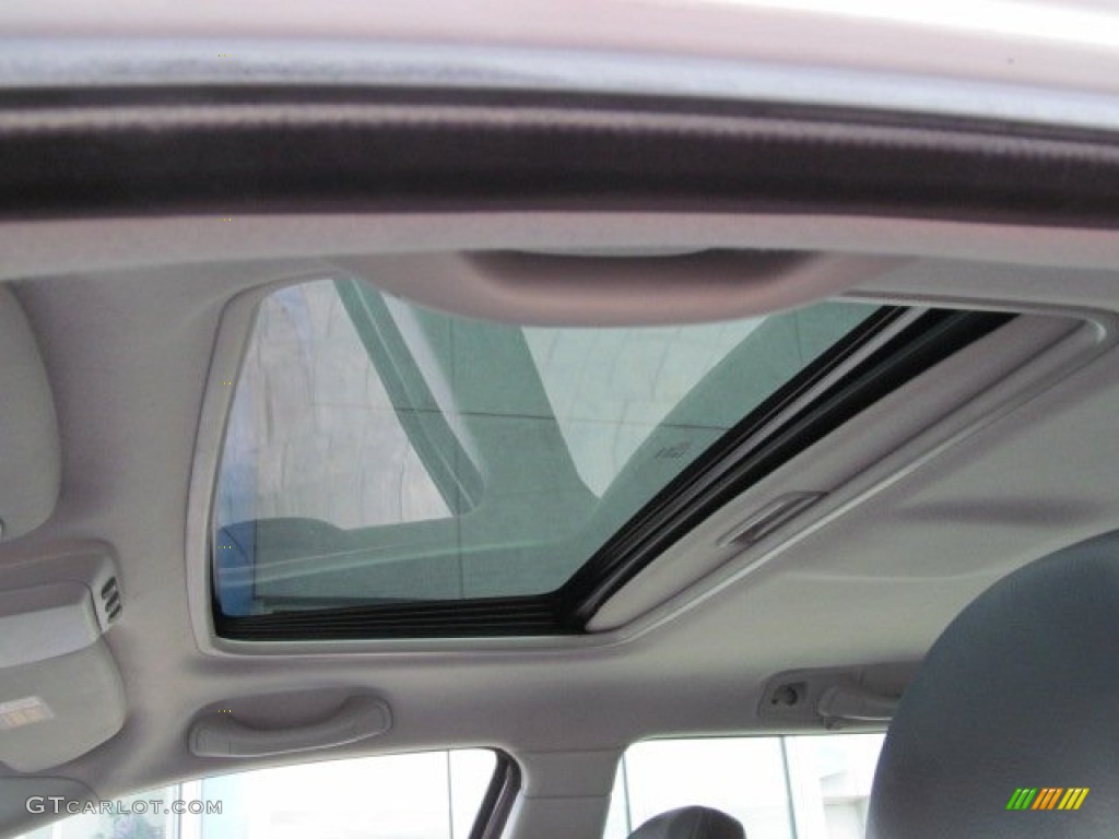 2004 V70 2.5T - Silver Metallic / Graphite photo #13