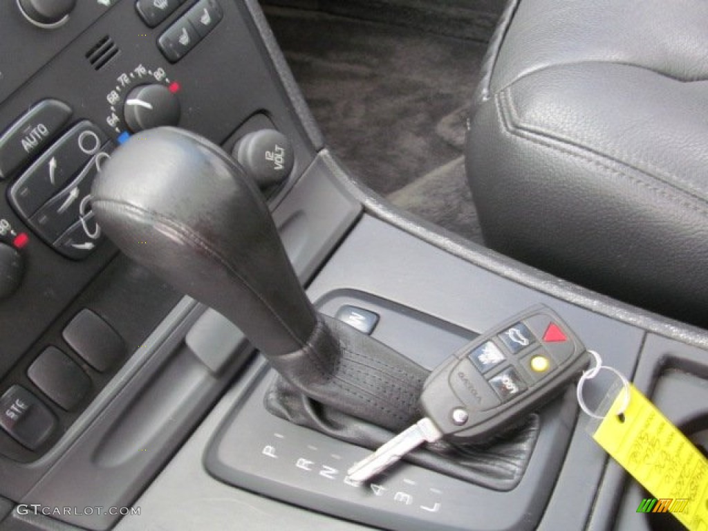 2004 V70 2.5T - Silver Metallic / Graphite photo #15