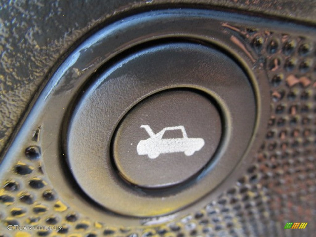 2010 Aveo LT Sedan - Summer Yellow / Charcoal photo #18