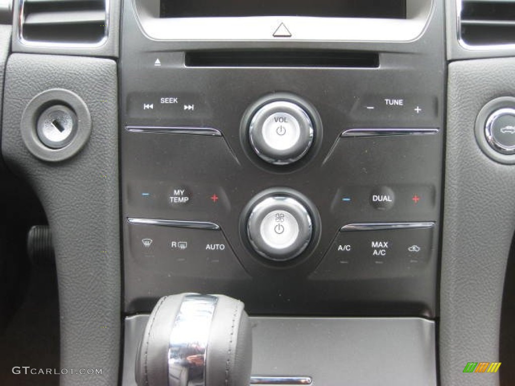 2013 Ford Taurus SEL Controls Photo #72023946