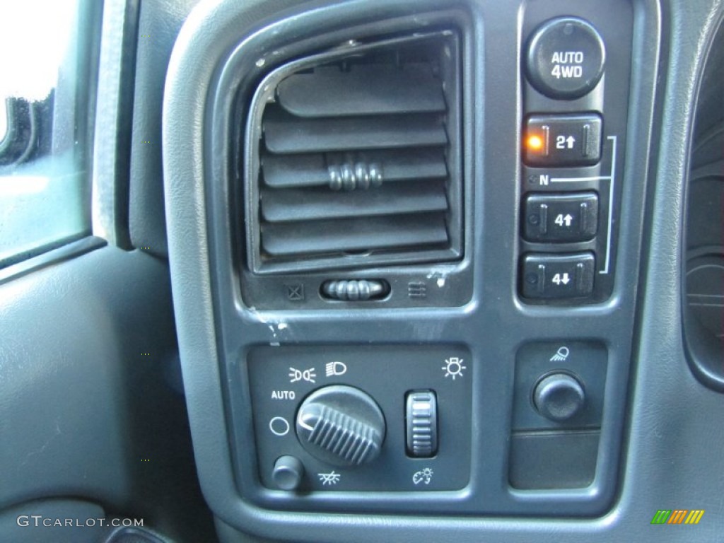 2004 Chevrolet Silverado 1500 LS Extended Cab 4x4 Controls Photo #72024042