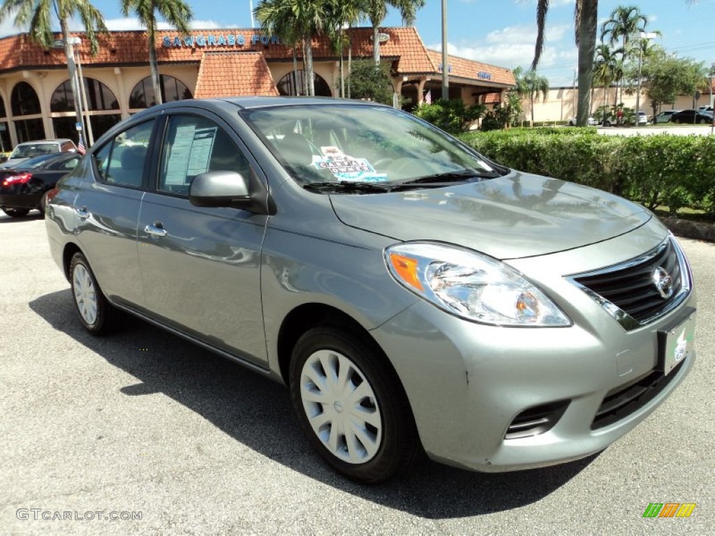 2012 Versa 1.6 SV Sedan - Magnetic Gray Metallic / Sandstone photo #2