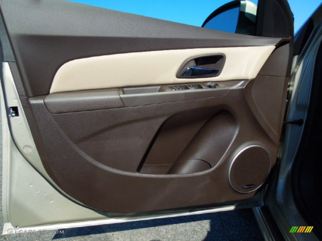 2013 Chevrolet Cruze LTZ/RS Cocoa/Light Neutral Door Panel Photo #72083629
