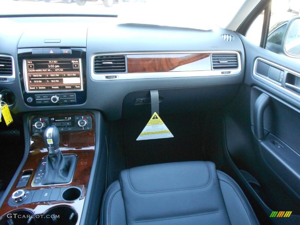 2013 Volkswagen Touareg TDI Executive 4XMotion Dashboard Photos