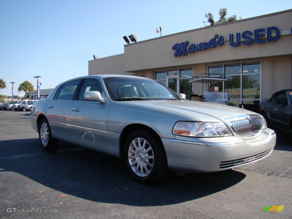 2007 Town Car Signature - Satellite Silver Metallic / Medium Light Stone photo #2