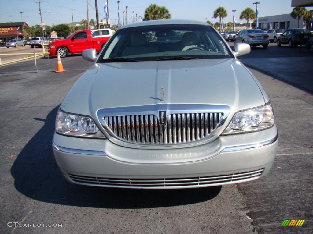 2007 Town Car Signature - Satellite Silver Metallic / Medium Light Stone photo #3