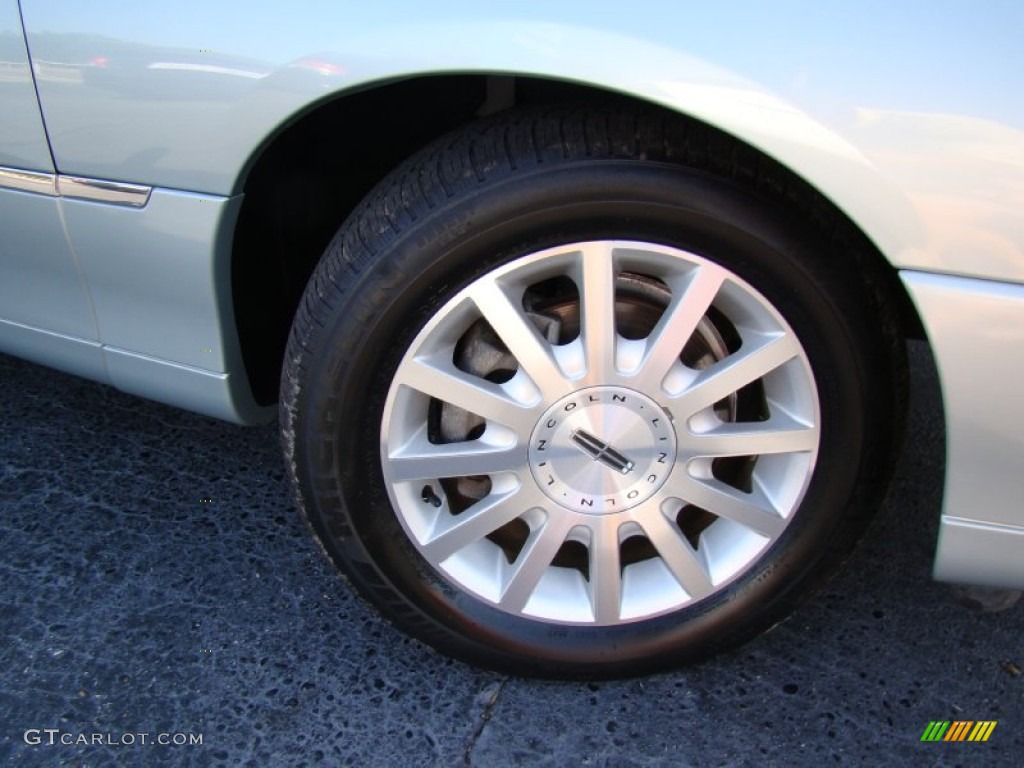 2007 Town Car Signature - Satellite Silver Metallic / Medium Light Stone photo #22