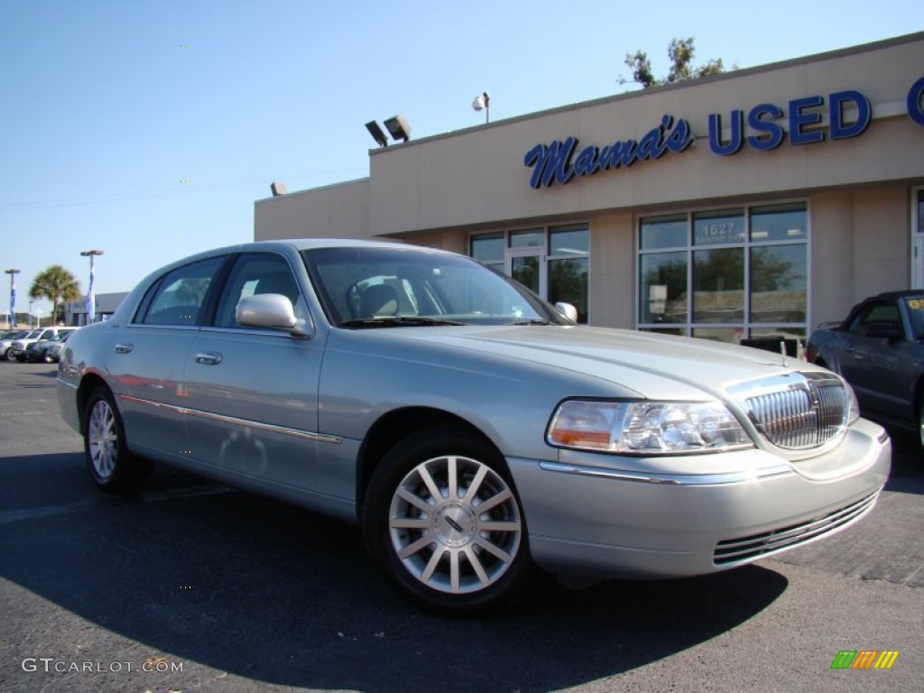 2007 Town Car Signature - Satellite Silver Metallic / Medium Light Stone photo #23