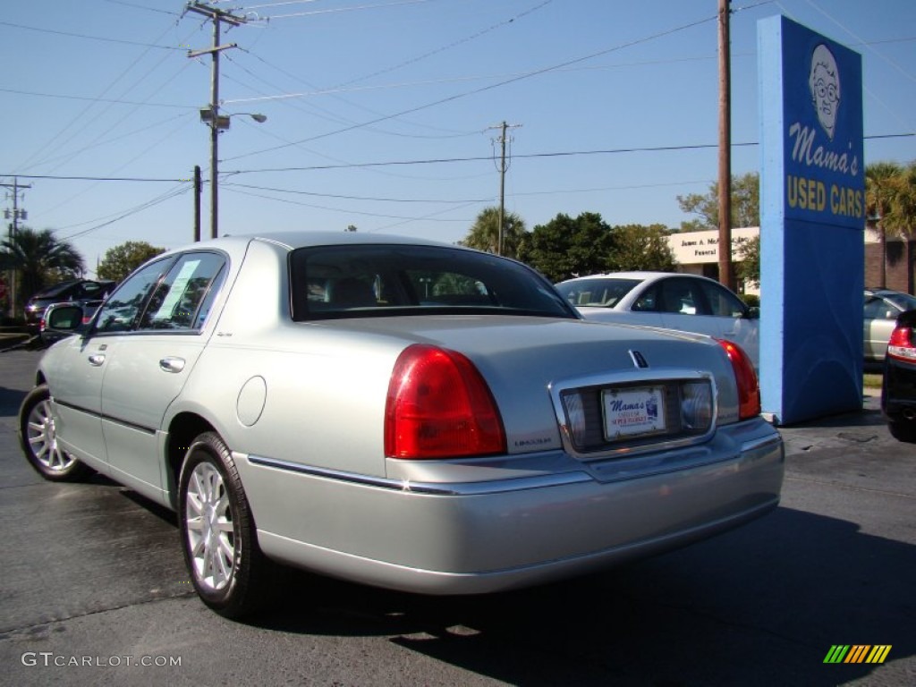 2007 Town Car Signature - Satellite Silver Metallic / Medium Light Stone photo #25