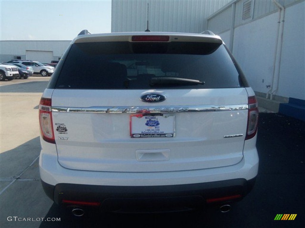 2013 Explorer XLT - Oxford White / Medium Light Stone photo #4