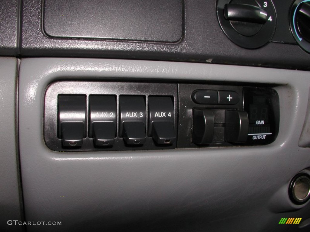 2005 Ford F350 Super Duty XL Regular Cab 4x4 Utility Controls Photo #72110268