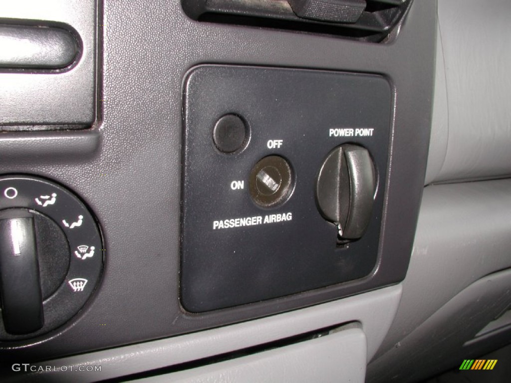 2005 Ford F350 Super Duty XL Regular Cab 4x4 Utility Controls Photo #72110418