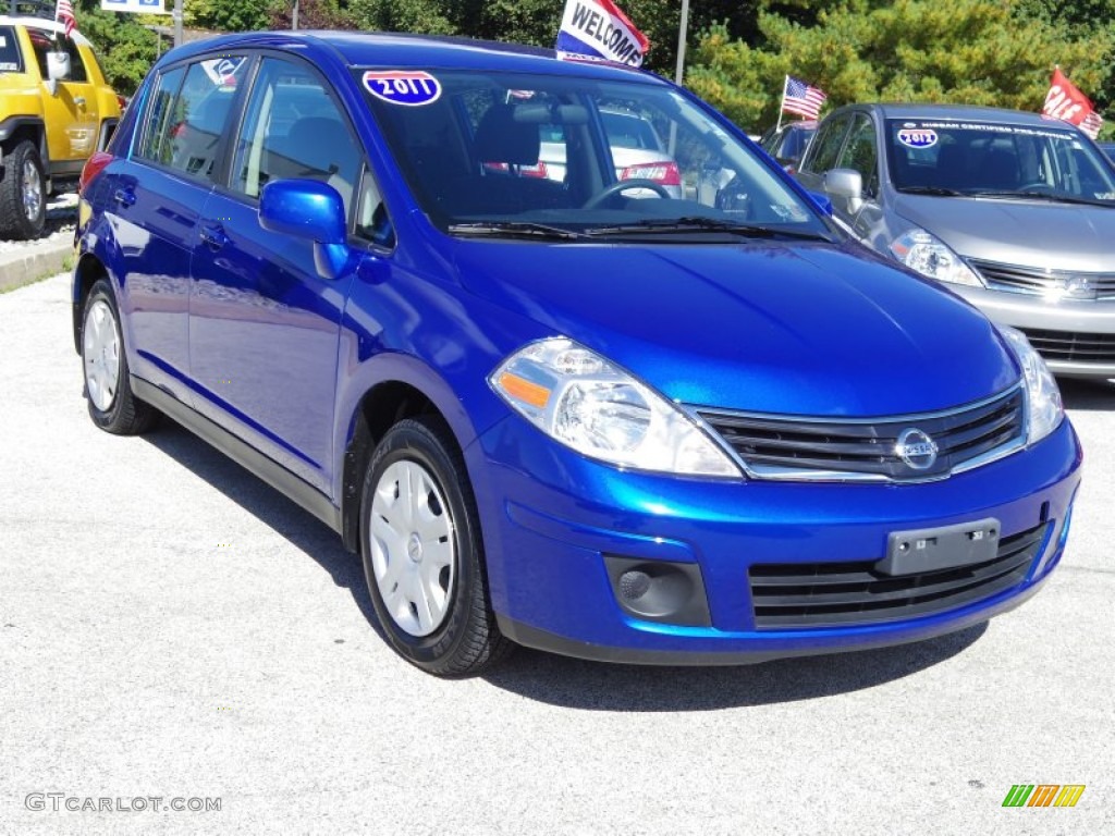 2011 Versa 1.8 S Hatchback - Metallic Blue / Charcoal photo #4