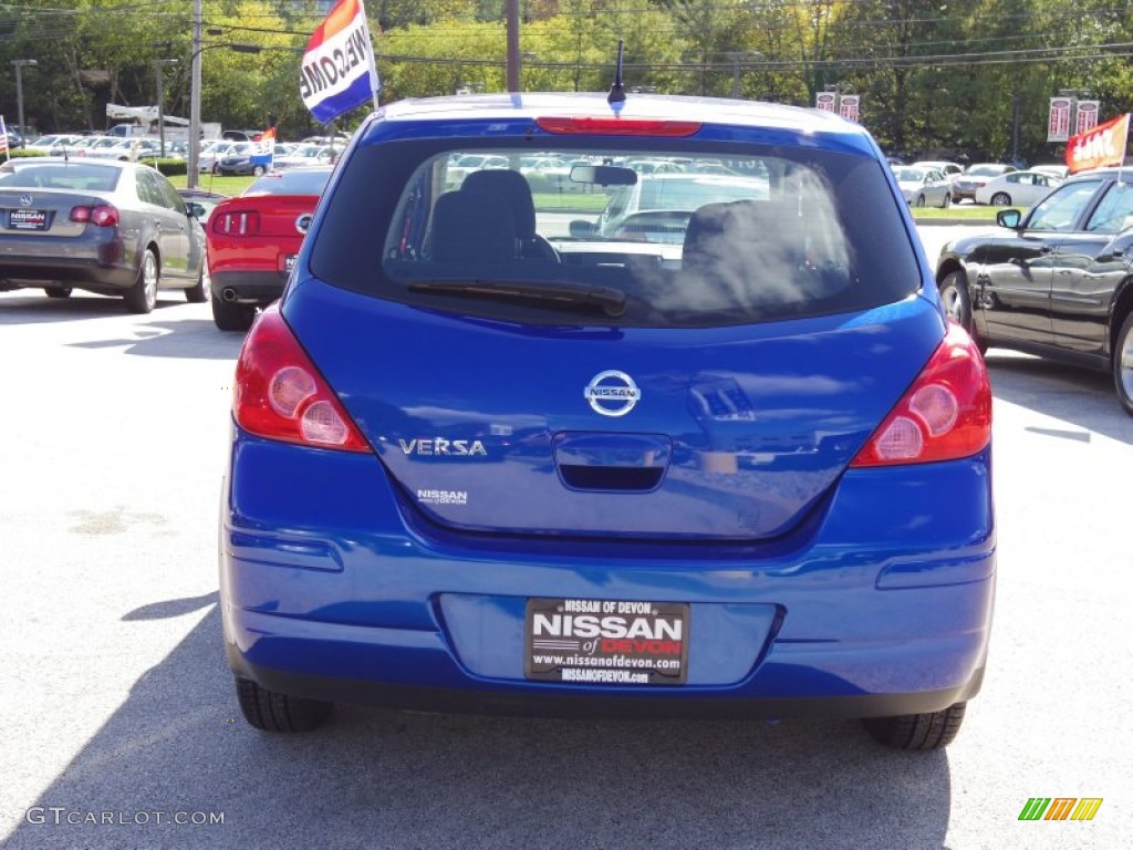 2011 Versa 1.8 S Hatchback - Metallic Blue / Charcoal photo #7