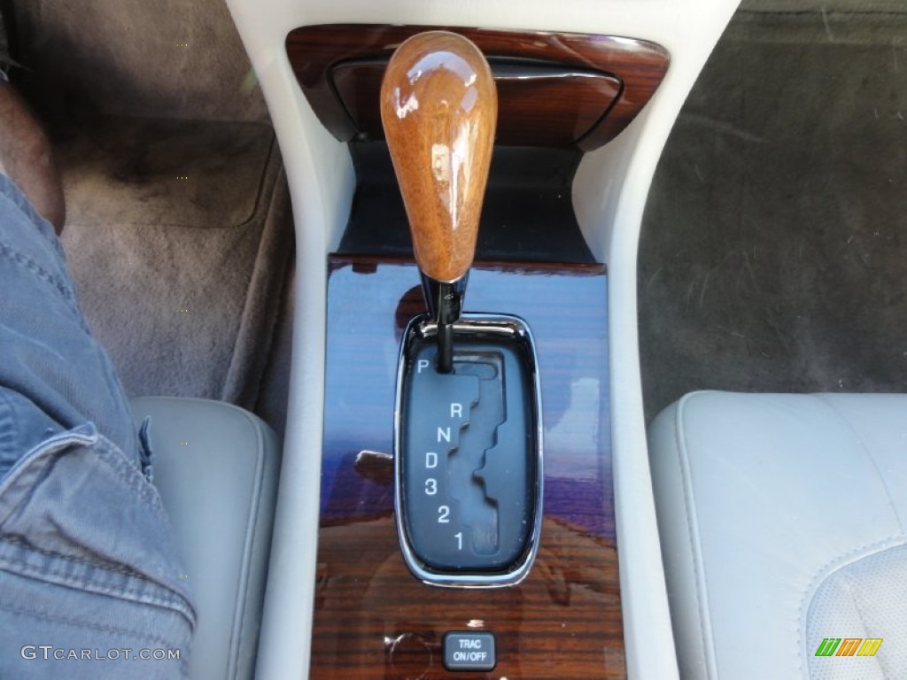 2004 DeVille DTS - White Lightning / Cashmere photo #32