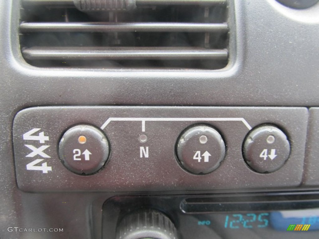 2004 Chevrolet Colorado Z71 Extended Cab 4x4 Controls Photo #72132618