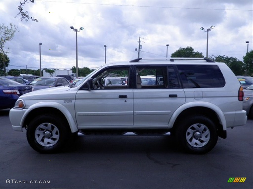 2004 Montero Sport XLS - Summit White / Tan photo #10