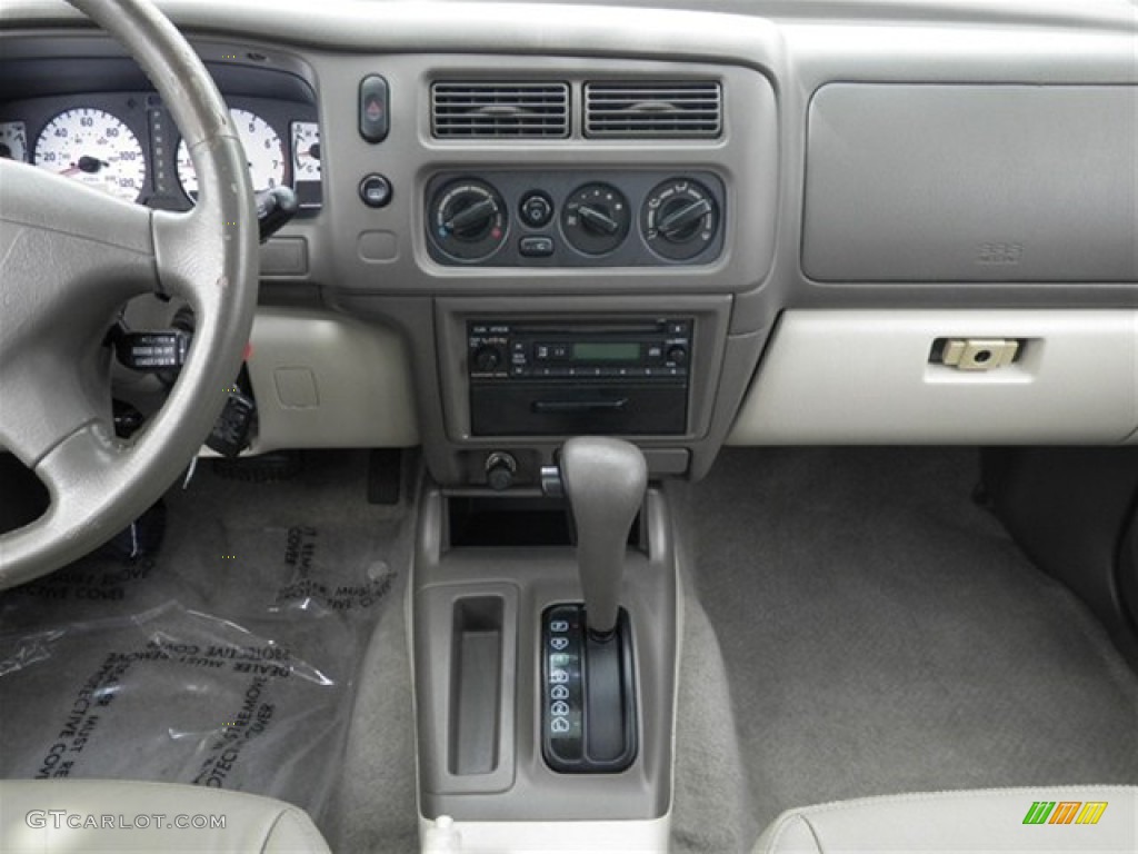 2004 Montero Sport XLS - Summit White / Tan photo #36