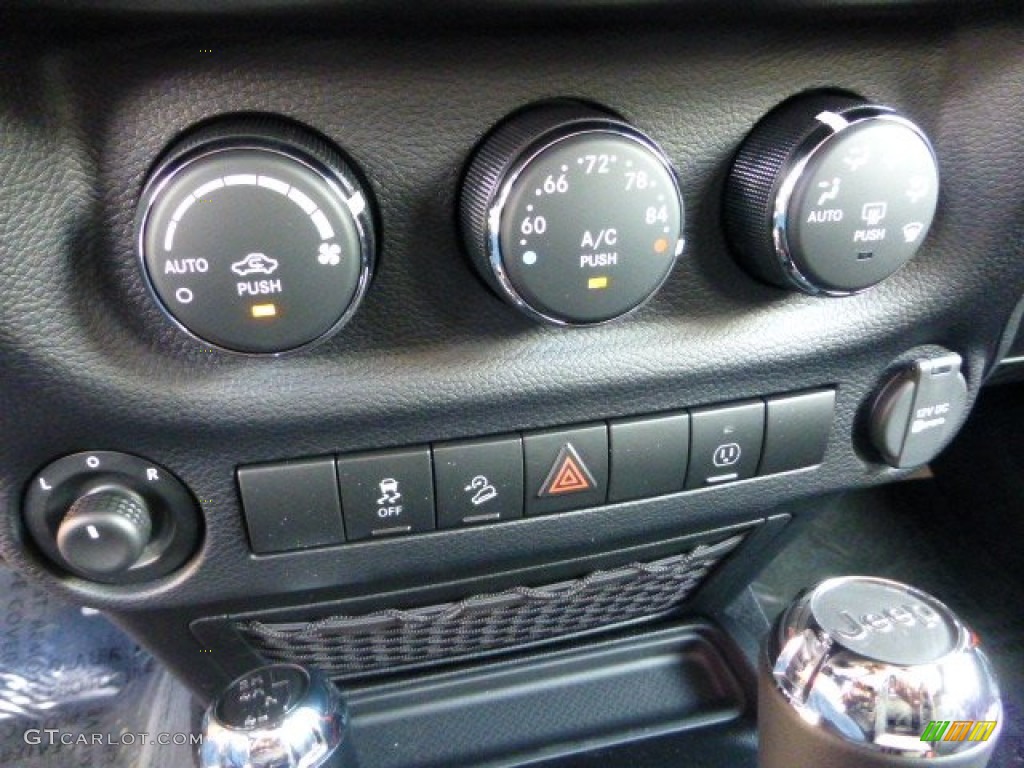 2013 Jeep Wrangler Unlimited Rubicon 4x4 Controls Photo #72163089