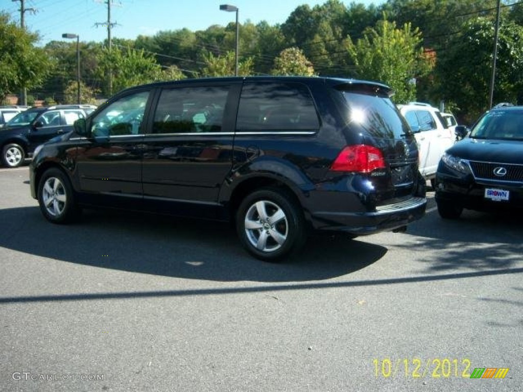 2010 Routan SE - Tanzanite Blue Metallic / Ceylon Beige photo #3