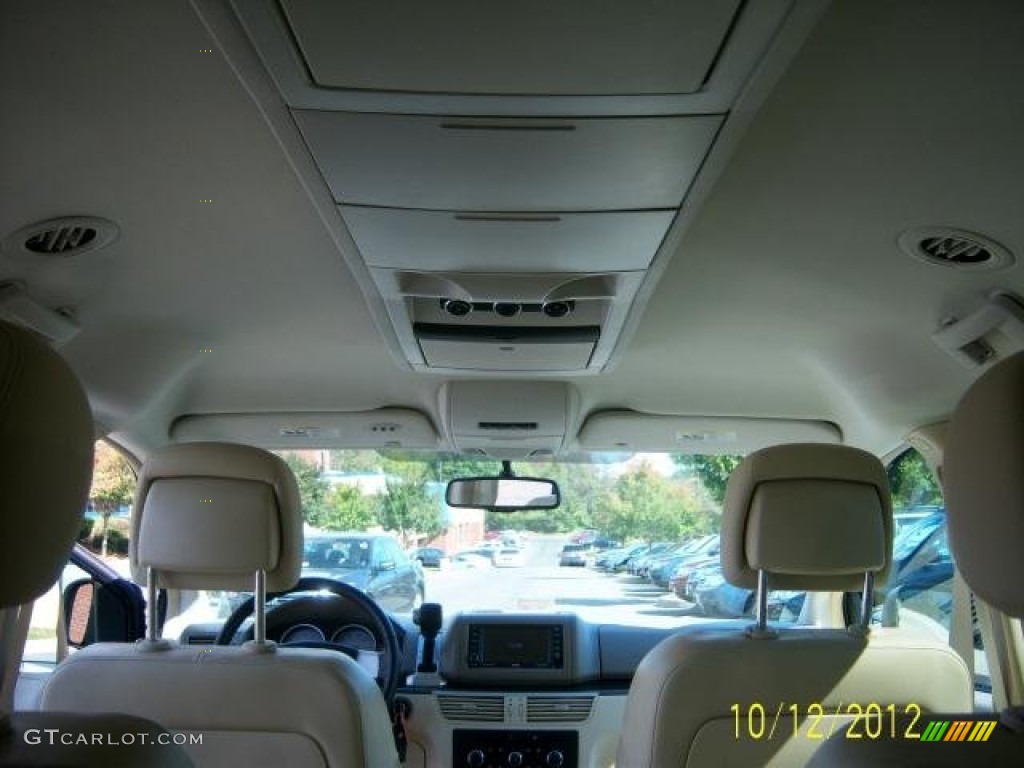 2010 Routan SE - Tanzanite Blue Metallic / Ceylon Beige photo #12
