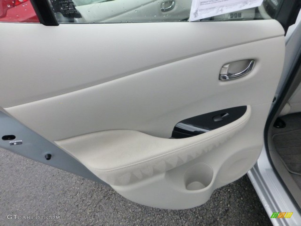 2011 Nissan LEAF SL Light Gray Door Panel Photo #72205097