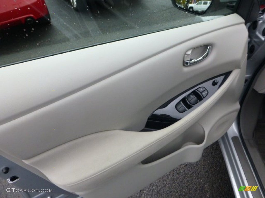 2011 Nissan LEAF SL Light Gray Door Panel Photo #72205119