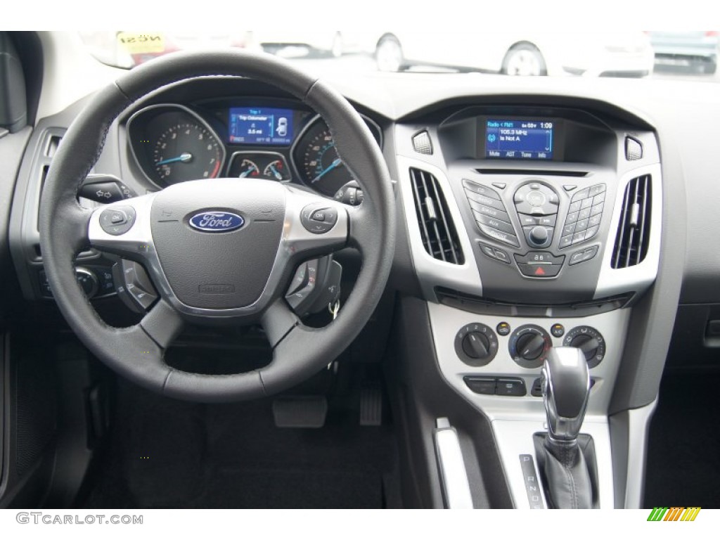 2013 Ford Focus SE Sedan Charcoal Black Dashboard Photo #72222511