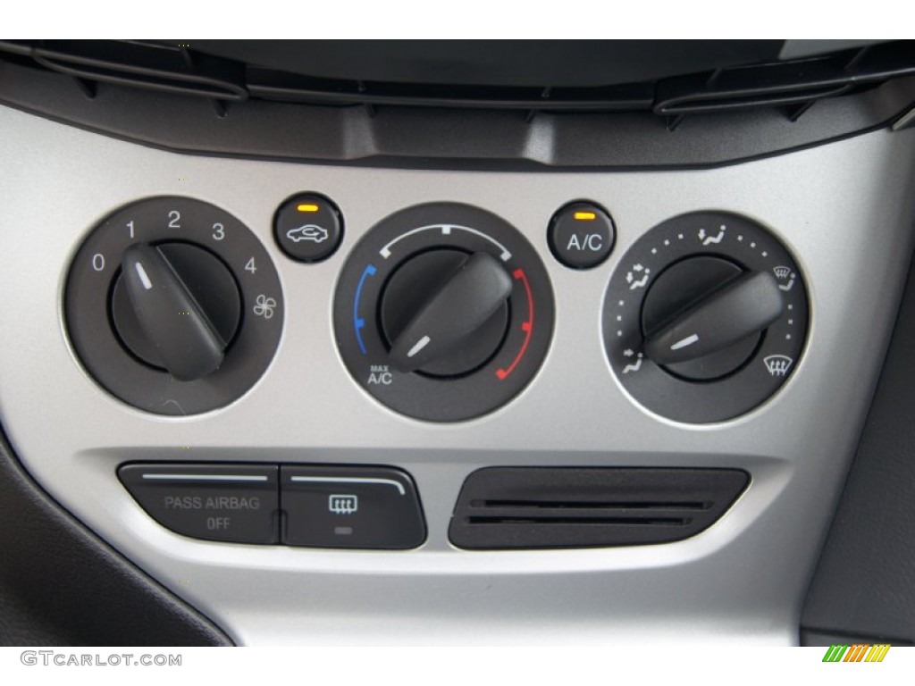 2013 Ford Focus SE Sedan Controls Photo #72222745