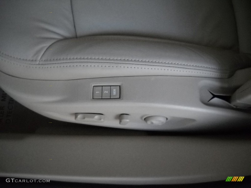 2013 Buick LaCrosse FWD Controls Photo #72236421