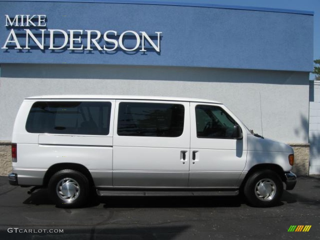 2003 E Series Van E150 Passenger - Oxford White / Medium Flint photo #2