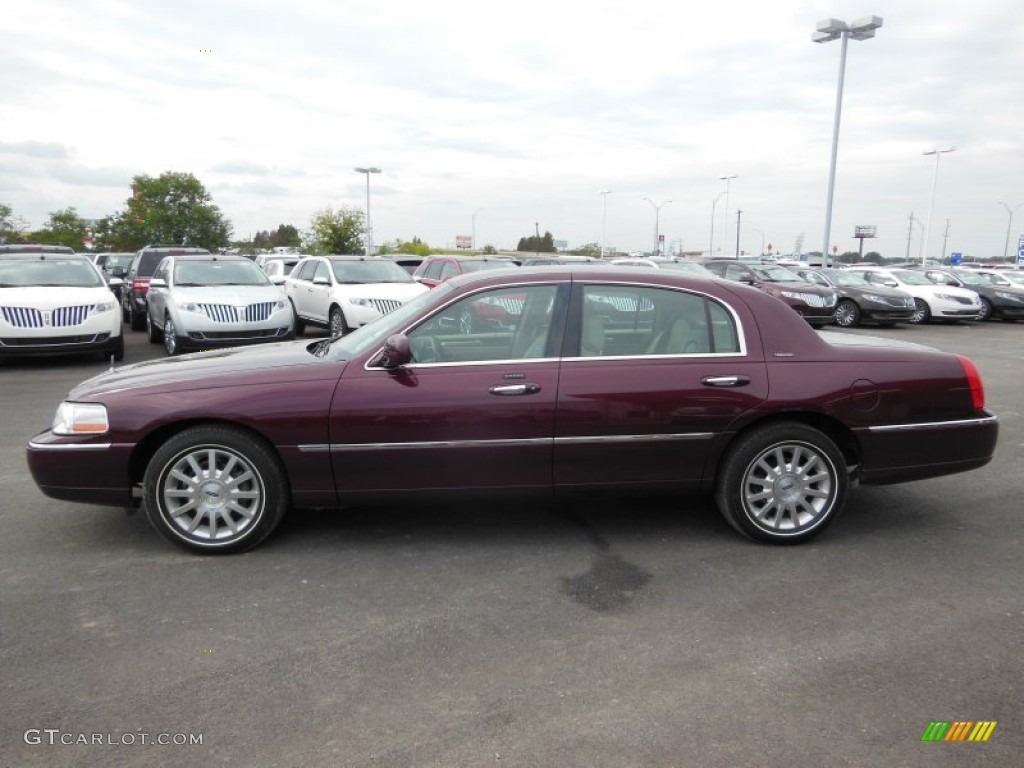 Dark Cherry Metallic 2007 Lincoln Town Car Signature Exterior Photo #72255493