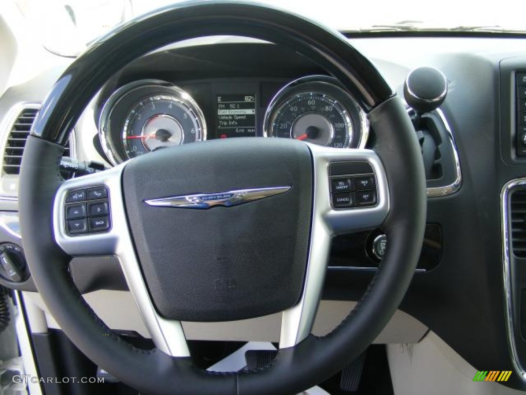 2013 Chrysler Town & Country Limited Steering Wheel Photos