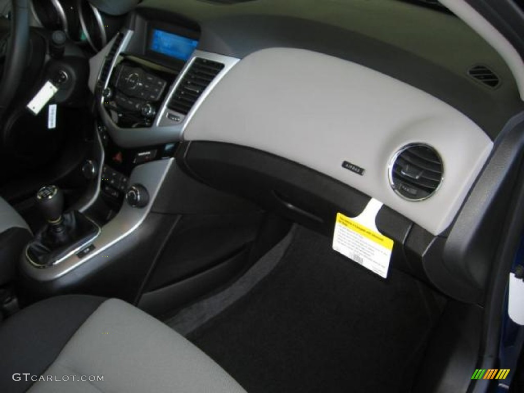 2013 Cruze LS - Blue Topaz Metallic / Jet Black/Medium Titanium photo #13