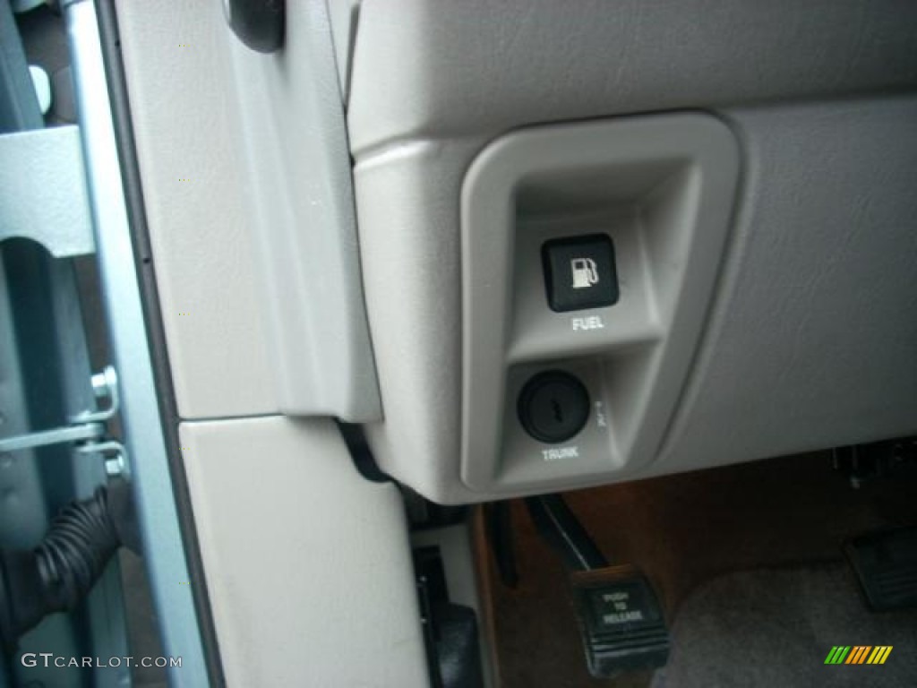 2004 Park Avenue  - Silver Blue Ice Metallic / Medium Gray photo #10