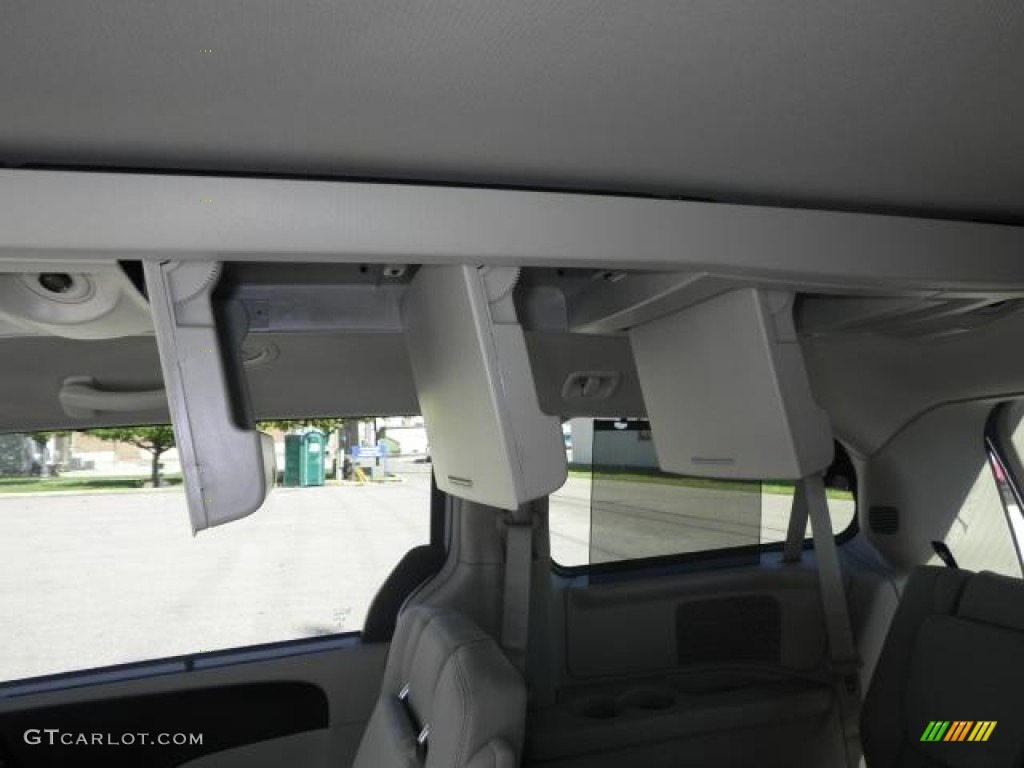 2013 Town & Country Touring - Crystal Blue Pearl / Black/Light Graystone photo #10