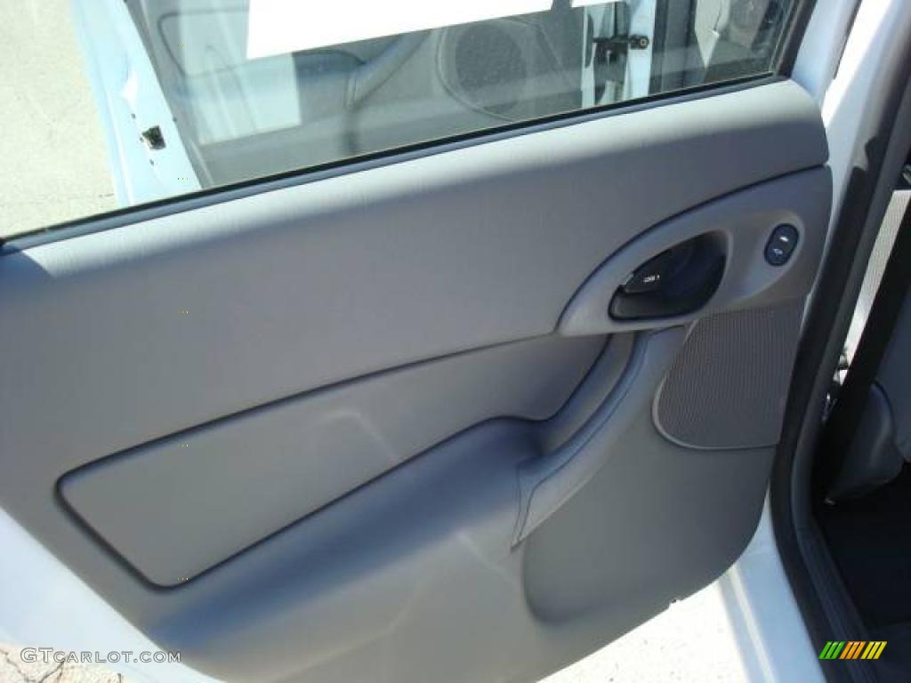 2004 Focus SE Wagon - Cloud 9 White / Medium Graphite photo #13