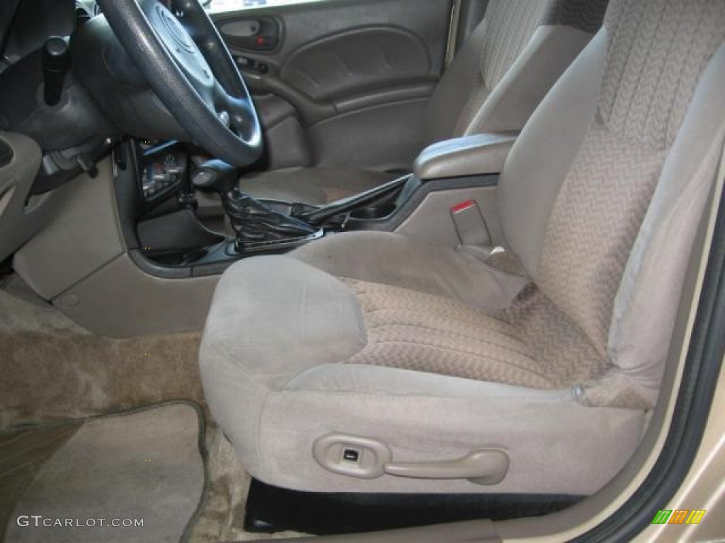 2005 Grand Am SE Sedan - Champagne Beige Metallic / Dark Taupe photo #4