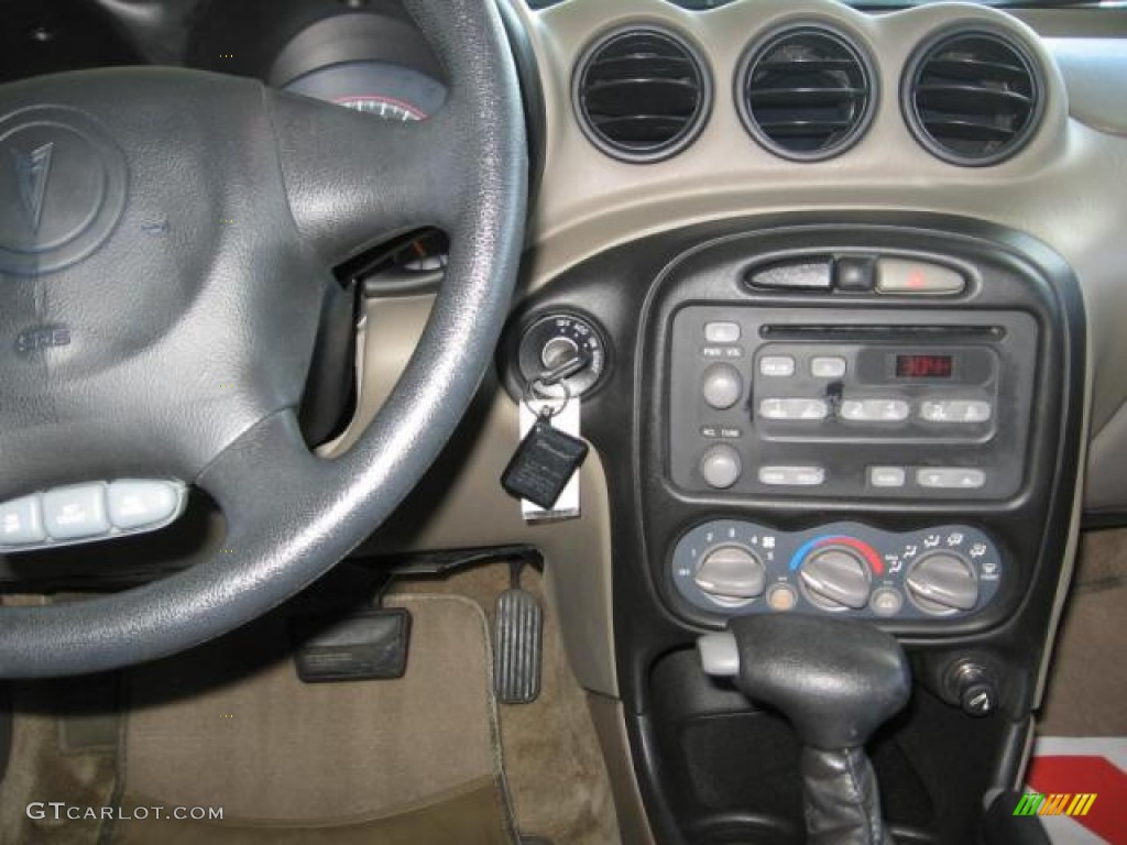 2005 Grand Am SE Sedan - Champagne Beige Metallic / Dark Taupe photo #6