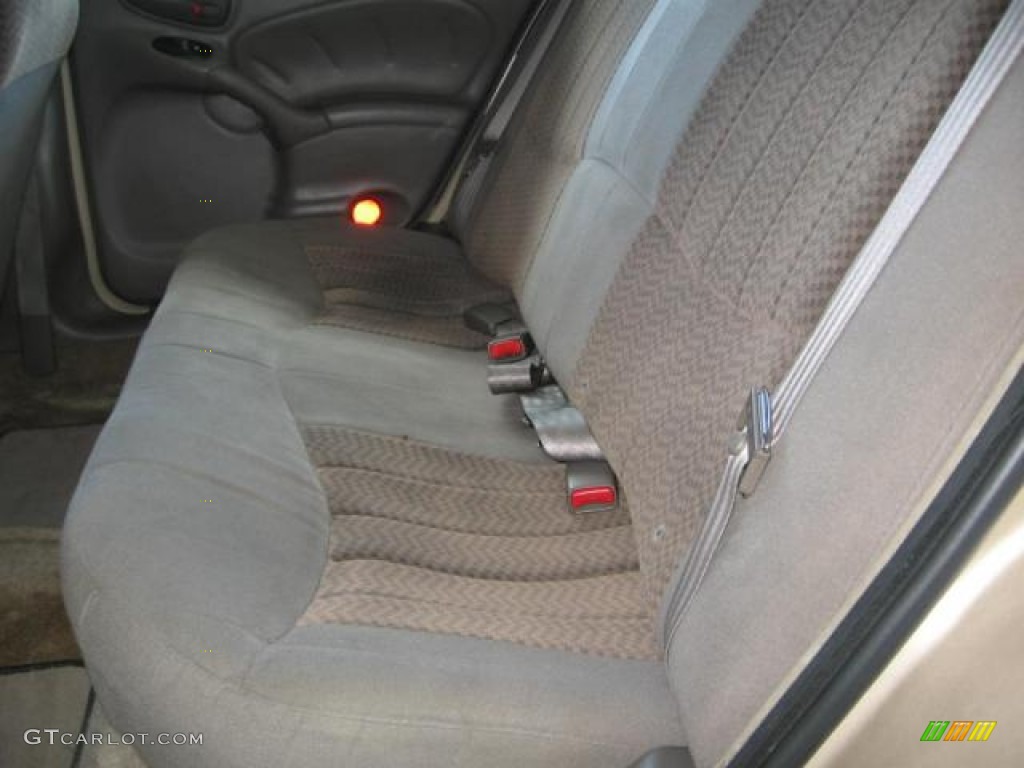 2005 Grand Am SE Sedan - Champagne Beige Metallic / Dark Taupe photo #8