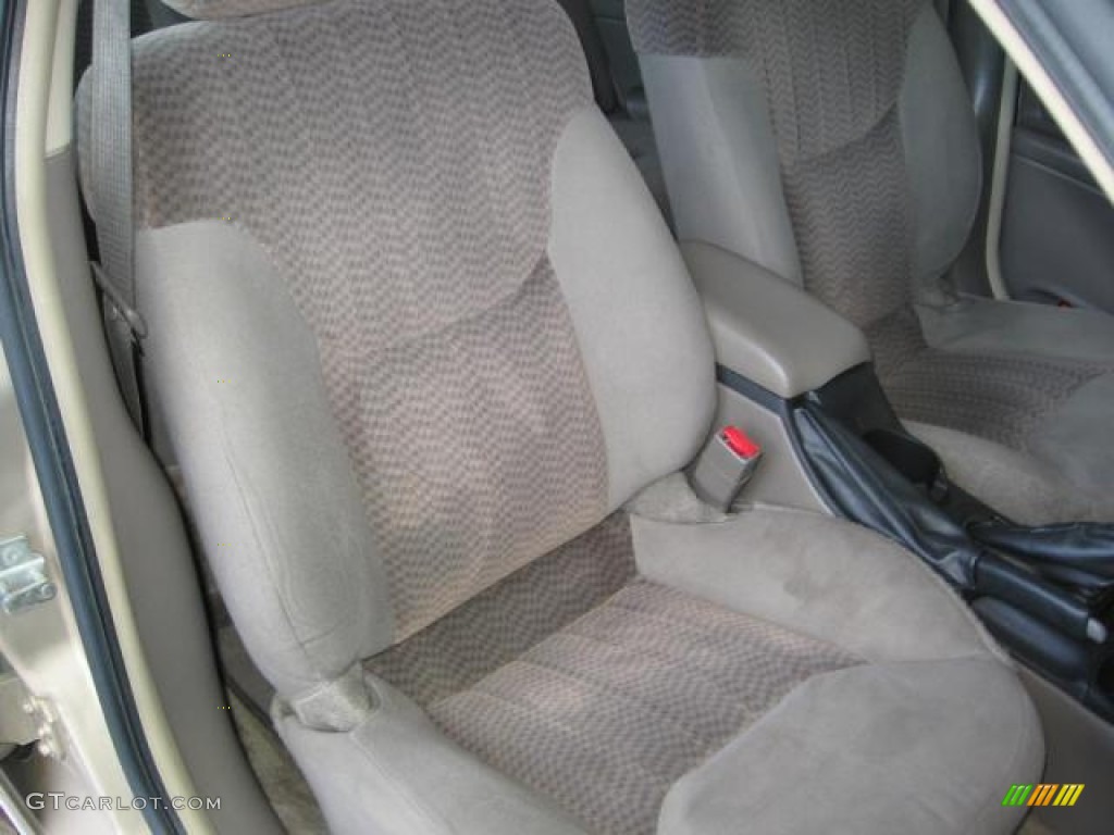 2005 Grand Am SE Sedan - Champagne Beige Metallic / Dark Taupe photo #9