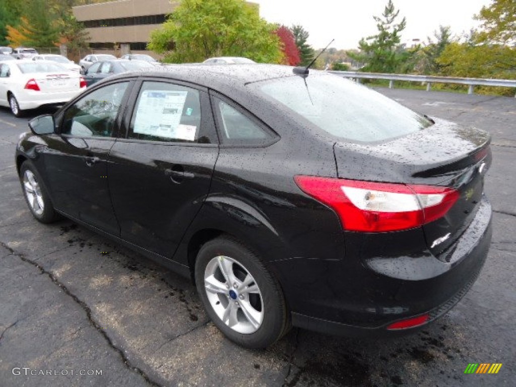 2013 Focus SE Sedan - Tuxedo Black / Charcoal Black photo #4