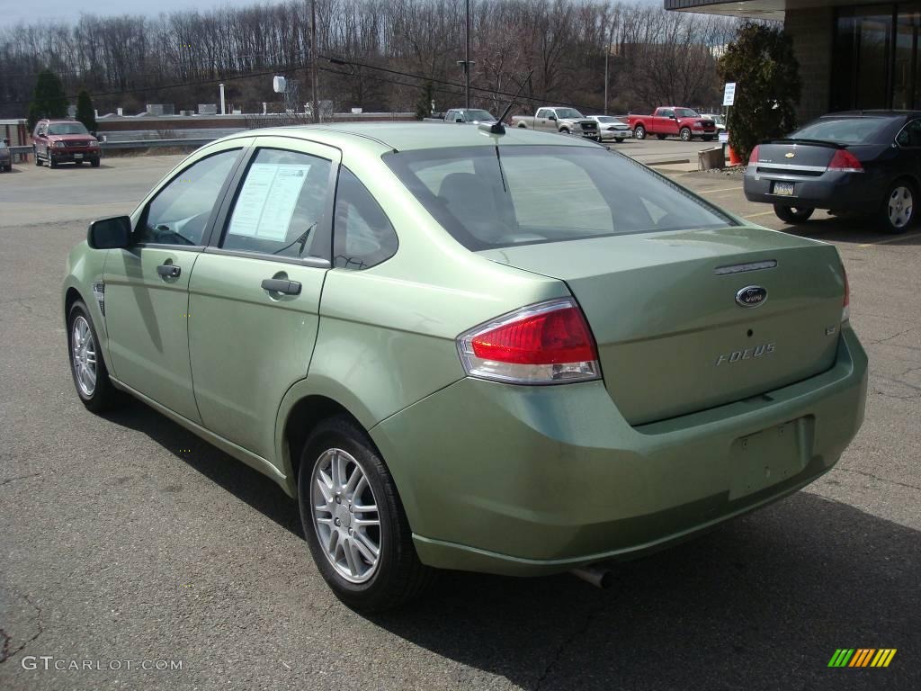 2008 Focus SE Sedan - Kiwi Green / Medium Stone photo #2