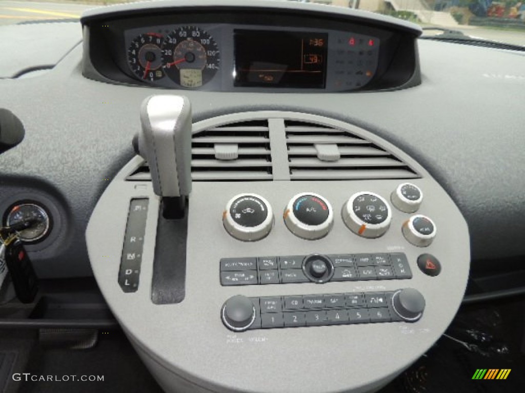 2005 Nissan Quest 3.5 SL Controls Photos
