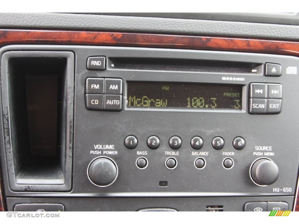2005 Volvo V70 2.5T Audio System Photo #72334805