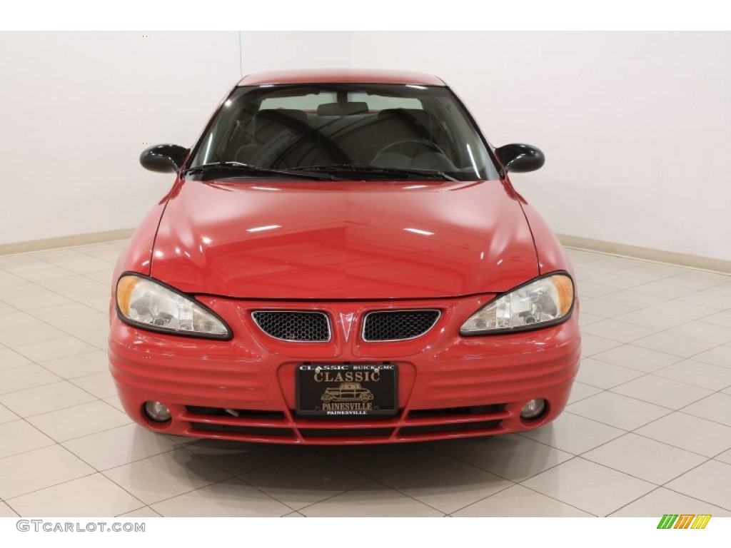 2002 Grand Am SE Sedan - Bright Red / Dark Pewter photo #2