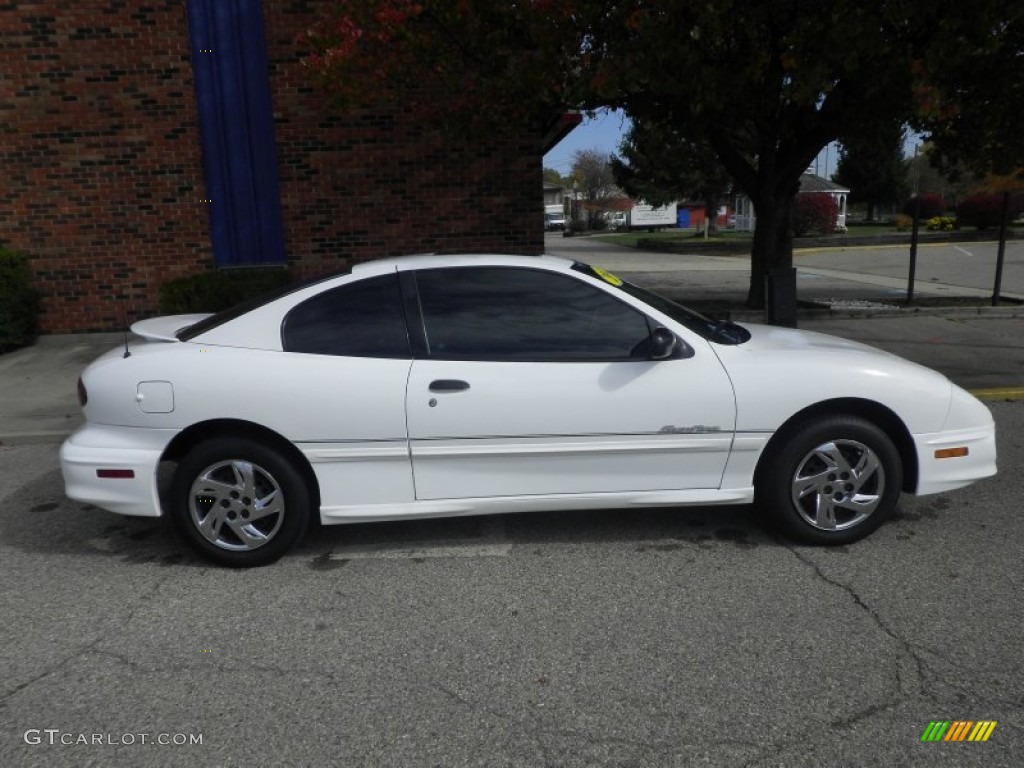 2002 Sunfire SE Coupe - Arctic White / Graphite photo #2