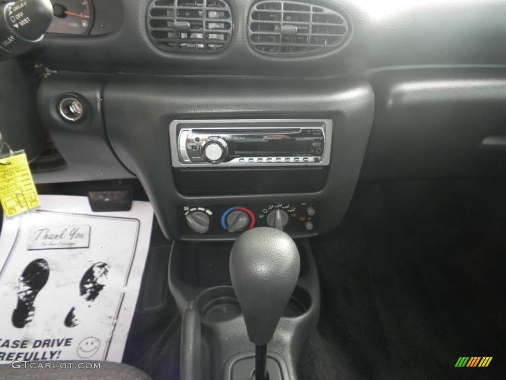 2002 Sunfire SE Coupe - Arctic White / Graphite photo #8