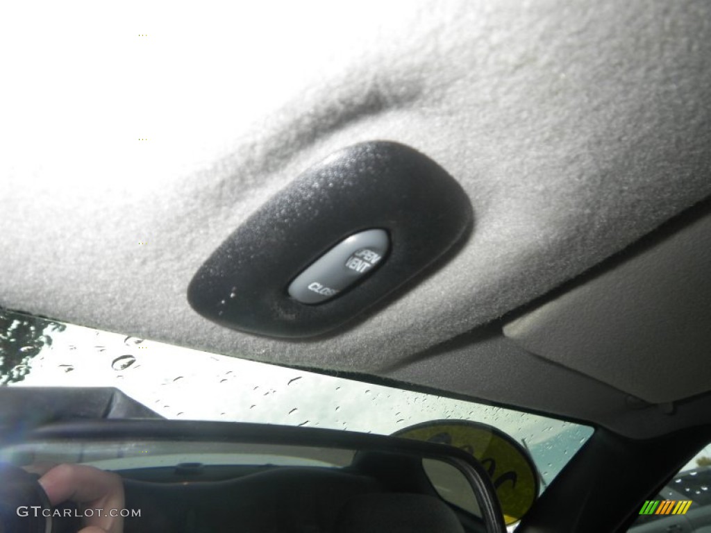 2002 Sunfire SE Coupe - Arctic White / Graphite photo #11